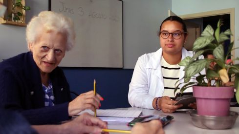 Voluntariado de estudiantes extranjeras en Alzheimer León | Peio García (ICAL)