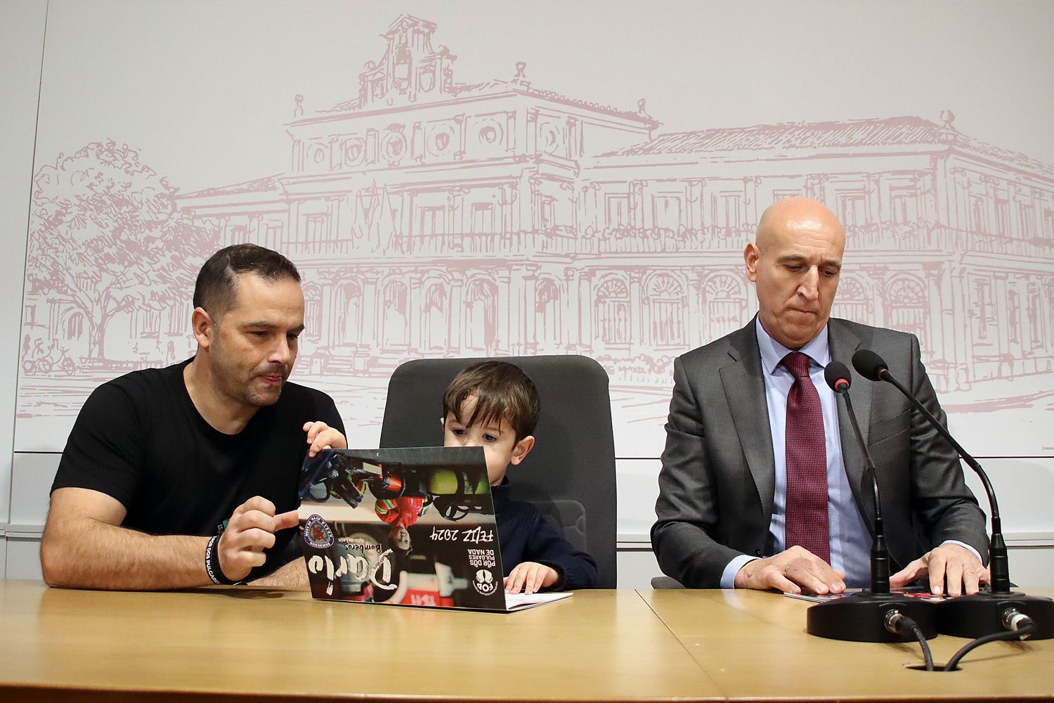 José Antonio Diez durante la presentación del calendario bomberos