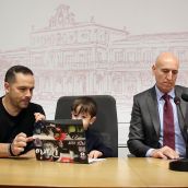 José Antonio Diez durante la presentación del calendario bomberos