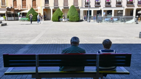 Ancianos, pensionistas sentados en un banco en Ponferrada 