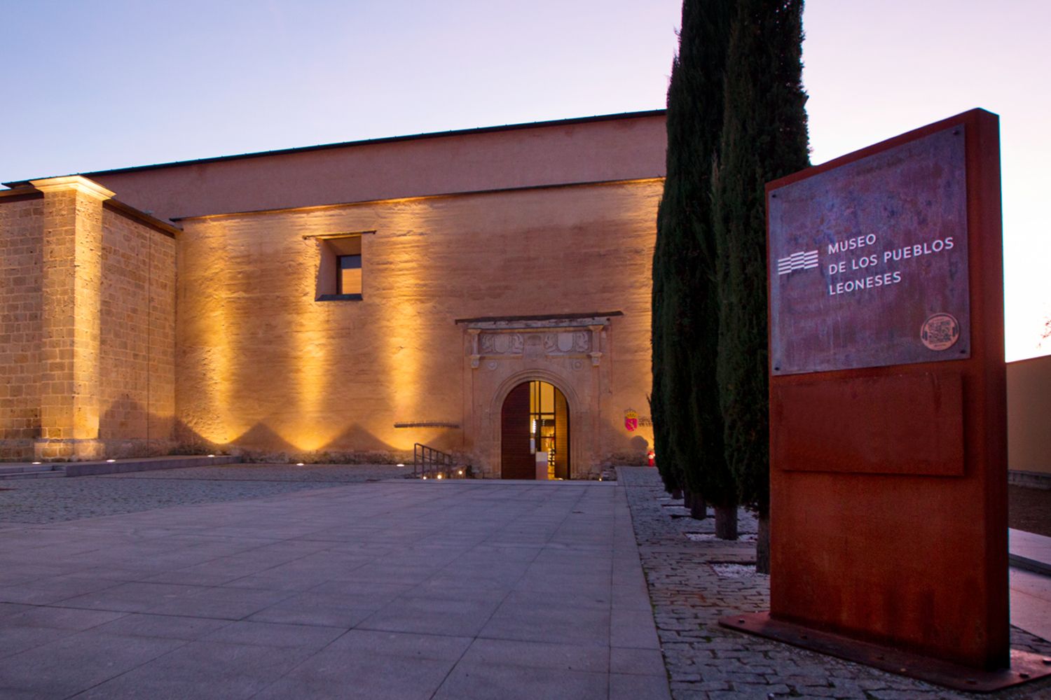 Fachada del Museo de los Pueblos Leoneses 