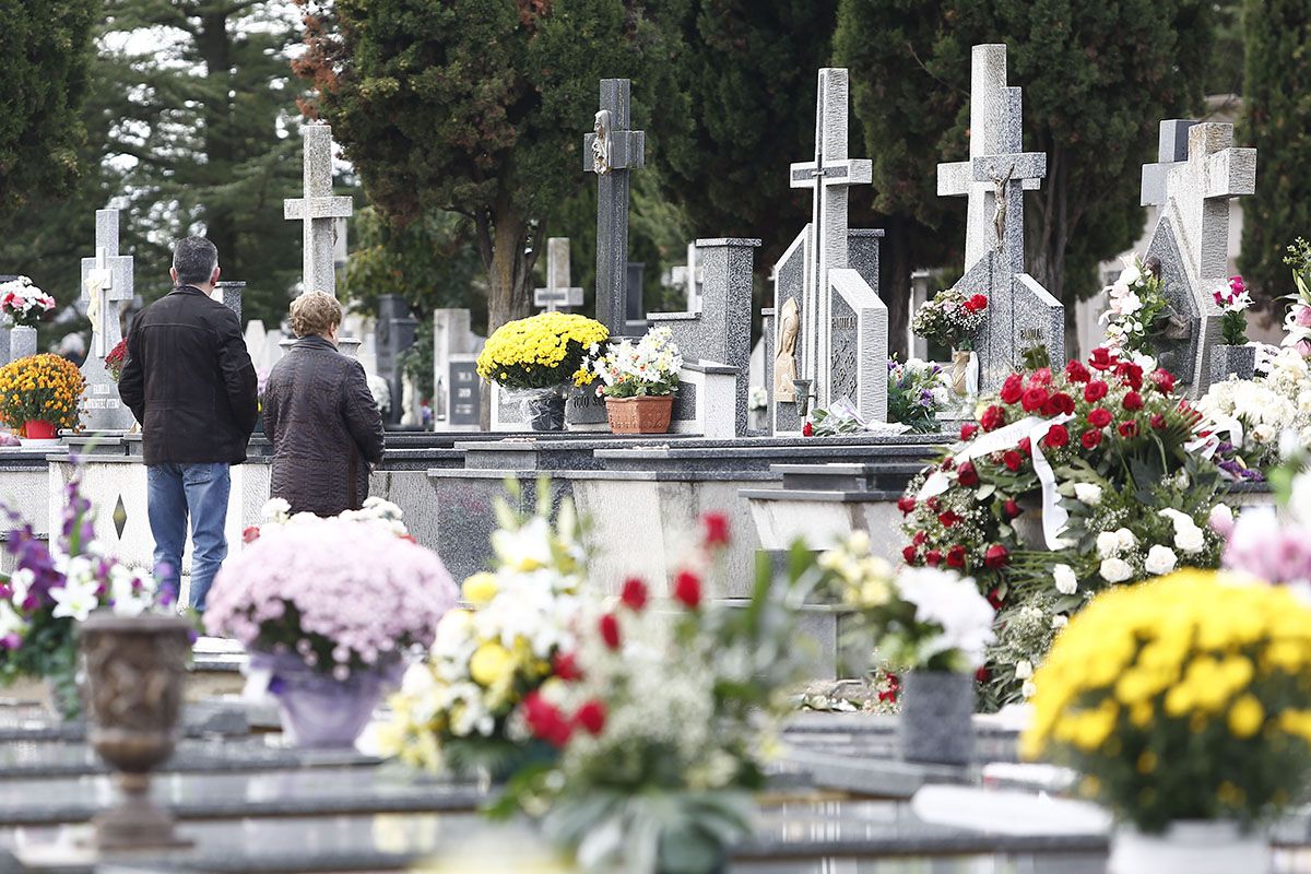 Día de Todos los Santos en el cementerio de León