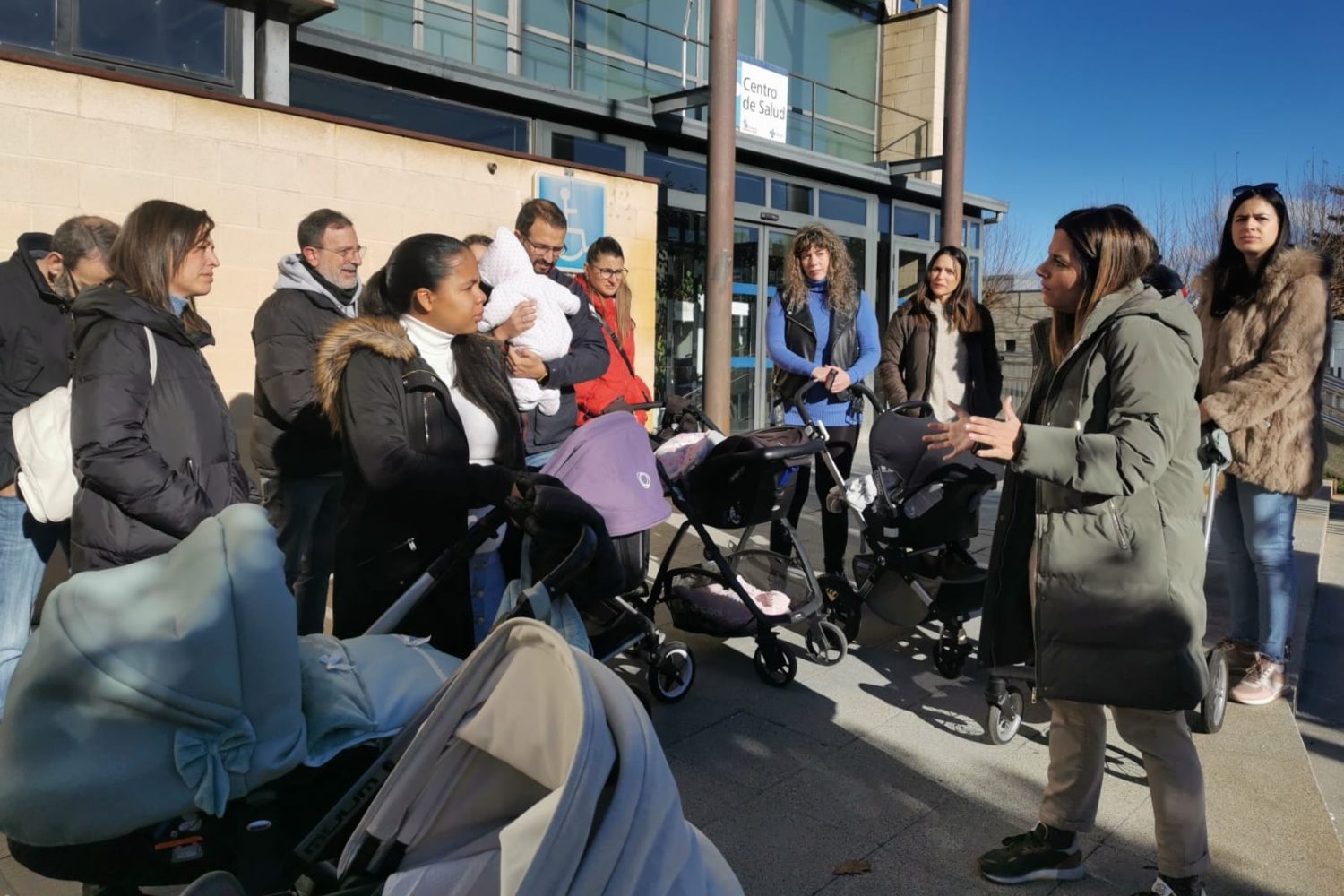 Padres afectados por la crisis en el servicio de pediatría del centro de salud de Armunia protestan frente al centro