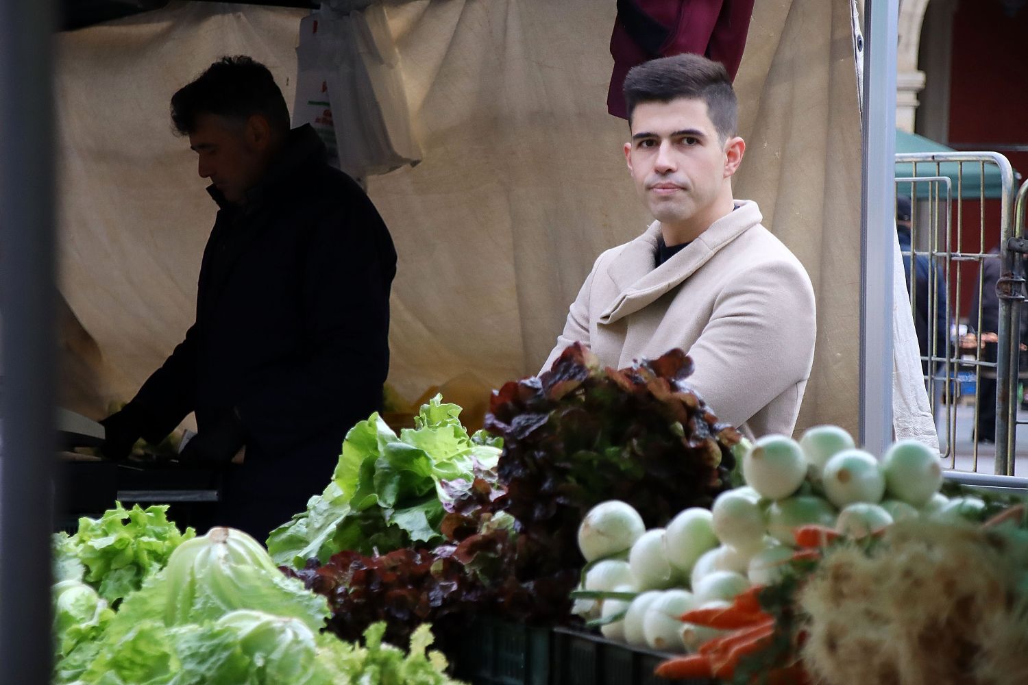  El cocinero leonés Sergio Alfaro, en el mercado de la Plaza Mayor