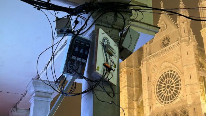 Explosión en el cuadro de luzen el Mercadillo Navideño de León deja a los puestos sin luz