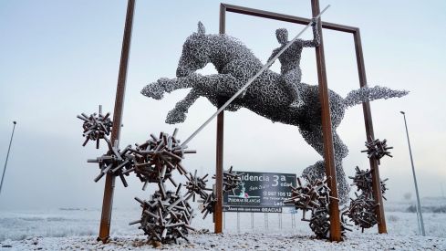Estatua de San Jorge en las inmediaciones del Hospital de León