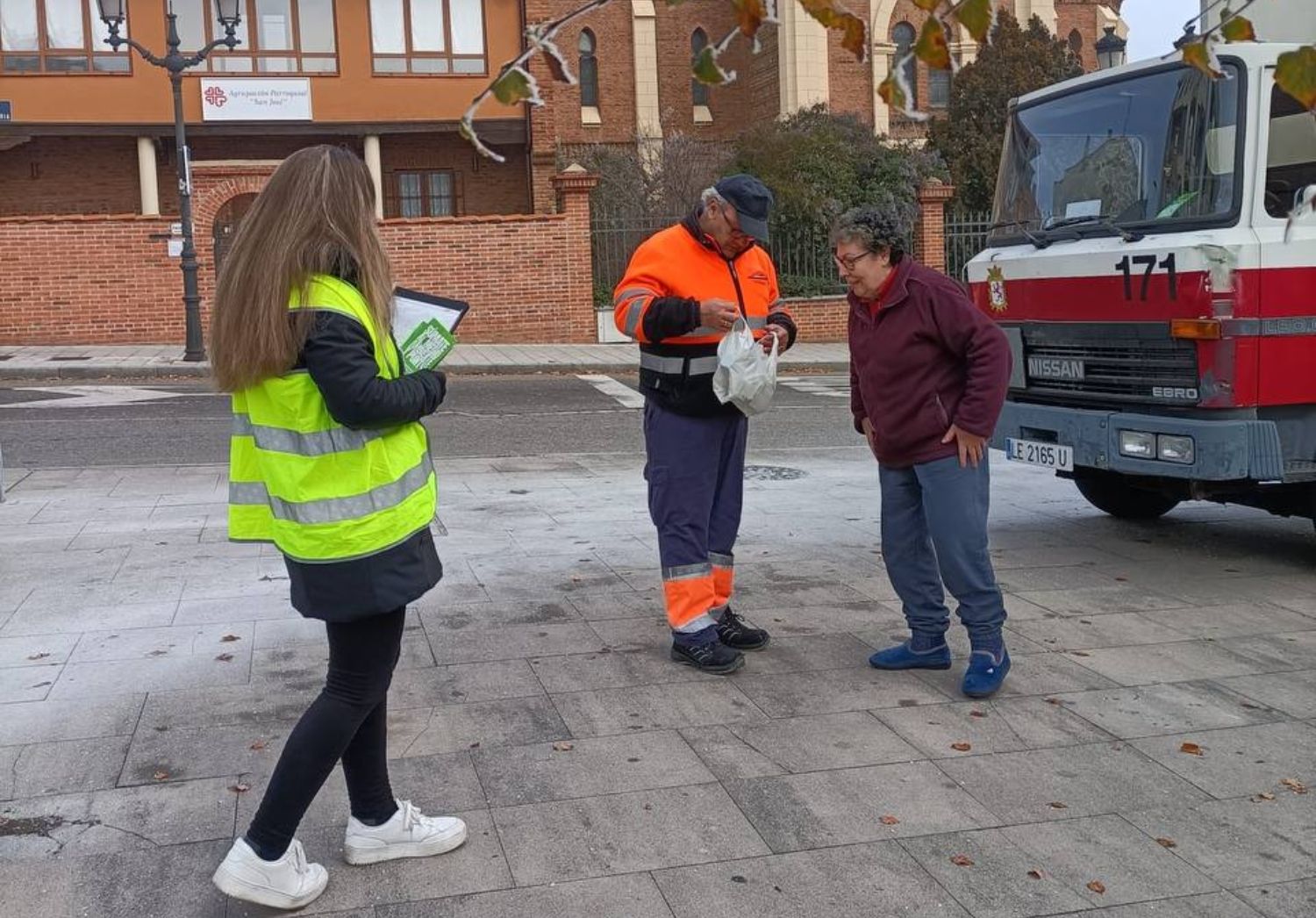 Campaña 'Súmate al Medio Ambiente' en León impulsa el reciclaje de aparatos eléctricos con educadores ambientales