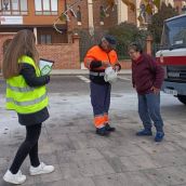 Campaña 'Súmate al Medio Ambiente' en León impulsa el reciclaje de aparatos eléctricos con educadores ambientales