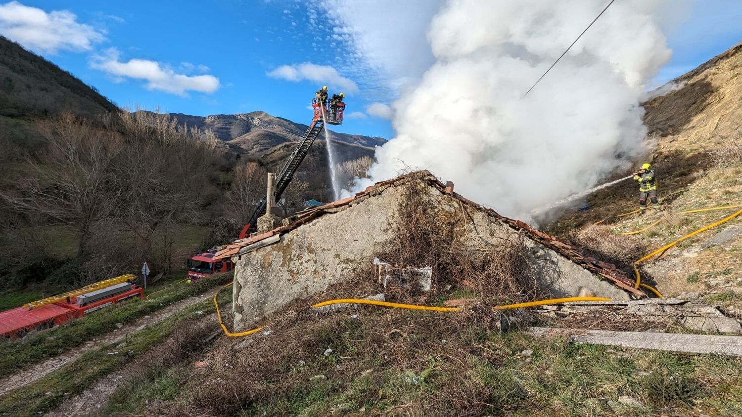 Arde una casa abandonada en Huergas de Gordón