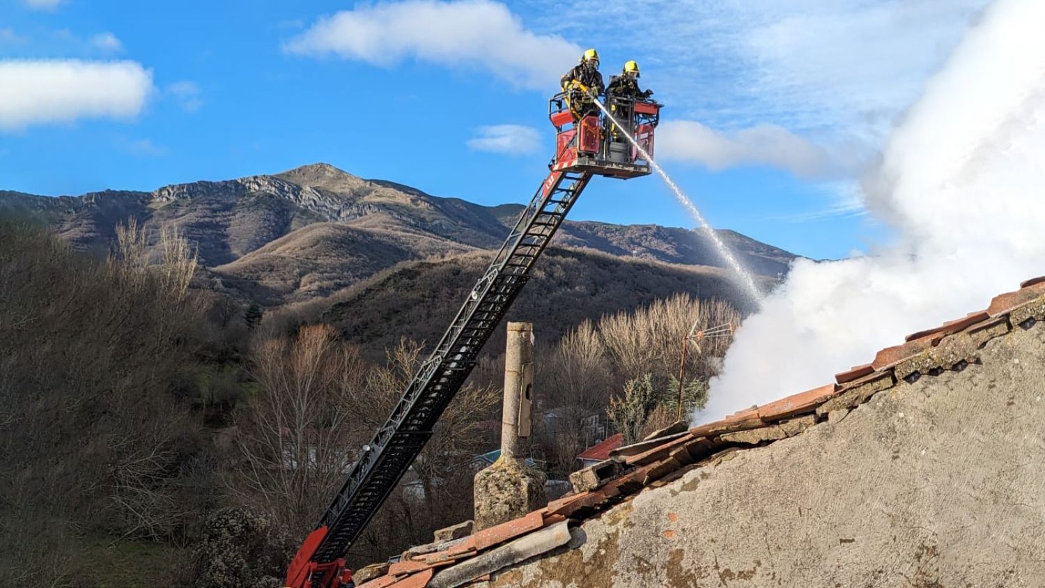 Arde una casa abandonada en Huergas de Gordón