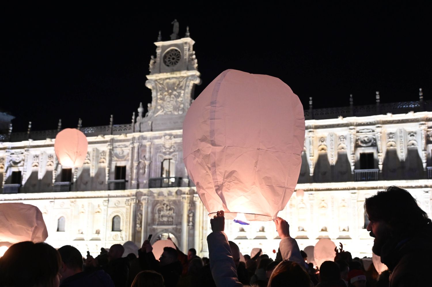 Lanzamiento de un millar de farolillos en León