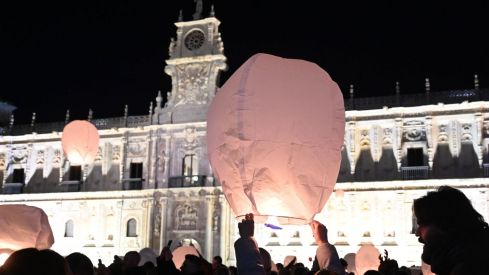 Lanzamiento de un millar de farolillos en León