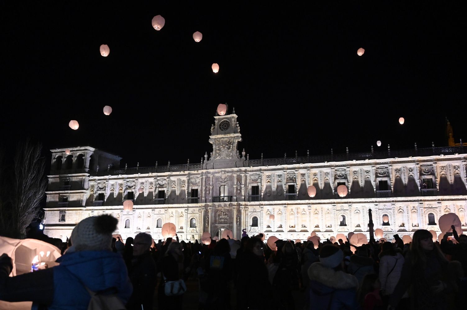 Lanzamiento de un millar de farolillos en León