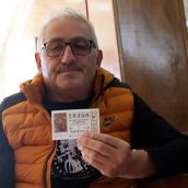 Cliente del Bar Austral con su décimo