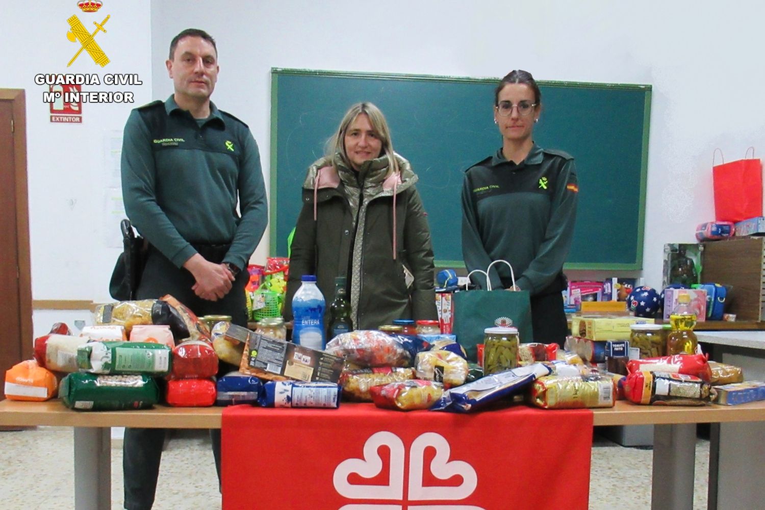 La Guardia Civil entrega alimentos no perecederos a Cáritas Diocesana de León
