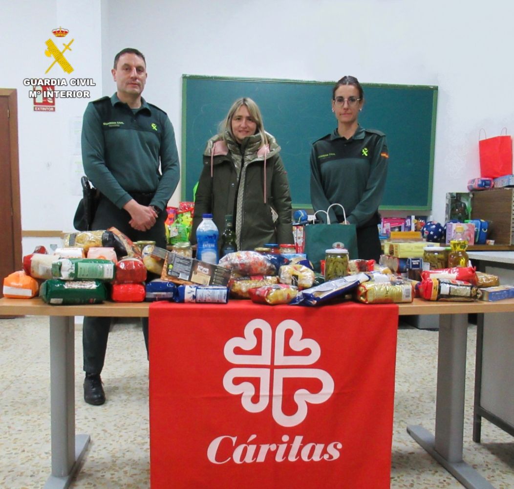 La Guardia Civil entrega alimentos no perecederos a Cáritas Diocesana de León La Guardia Civil entrega alimentos no perecederos a Cáritas Diocesana de León