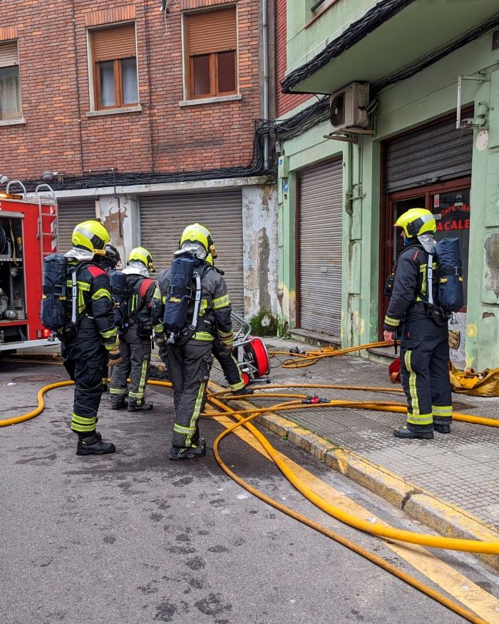 Incendio en una establecimiento en la calle Pardo Bazán de león 