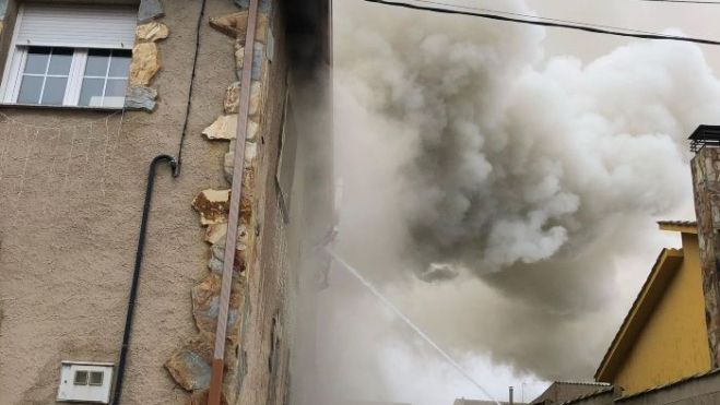 Incendio una vivienda en Chozas de Abajo