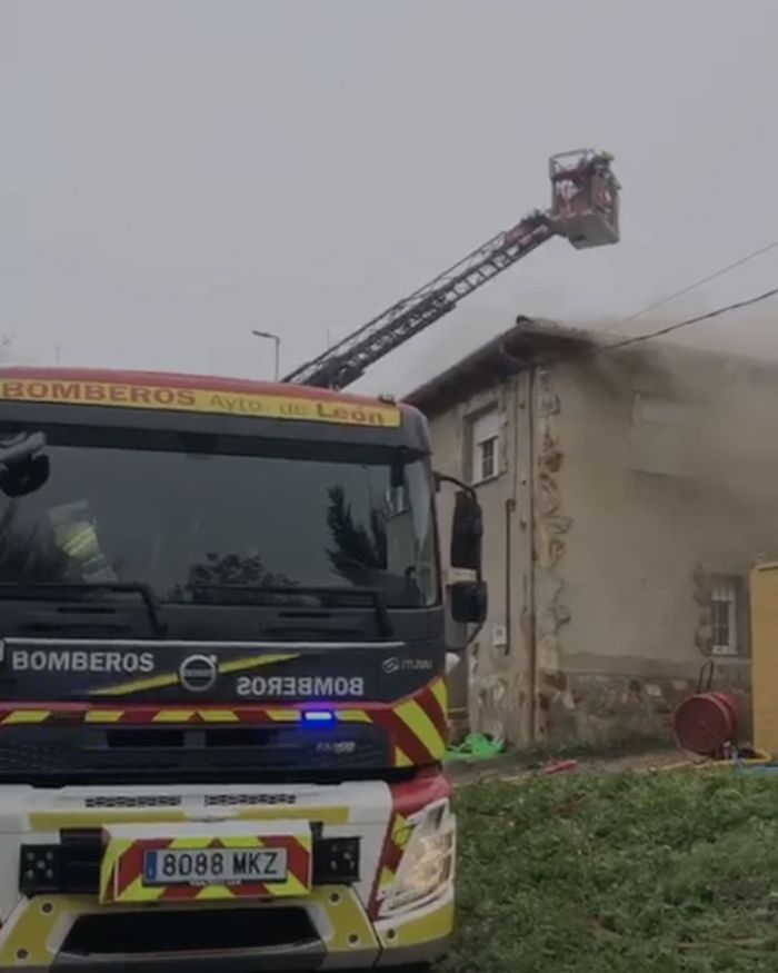 Incendio una vivienda en Chozas de Abajo