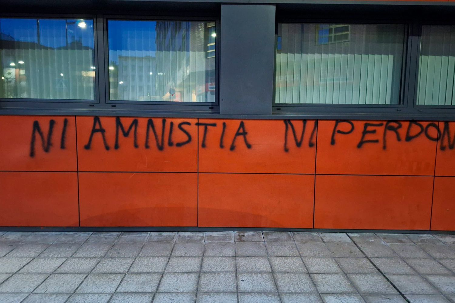 Vandalizan la sede del PSOE de León