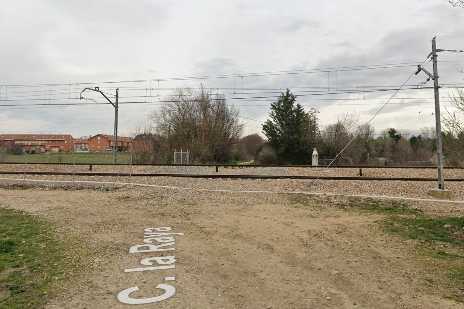 Vías del tren entre las calles Orozco (León) y La Raya (Trobajo del Camino)