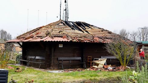 Incendio en uno de los edificios de los huertos de ocio en la Candamia | Campillo (ICAL)