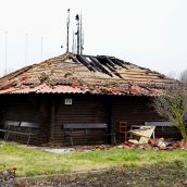Incendio en uno de los edificios de los huertos de ocio en la Candamia | Campillo (ICAL)
