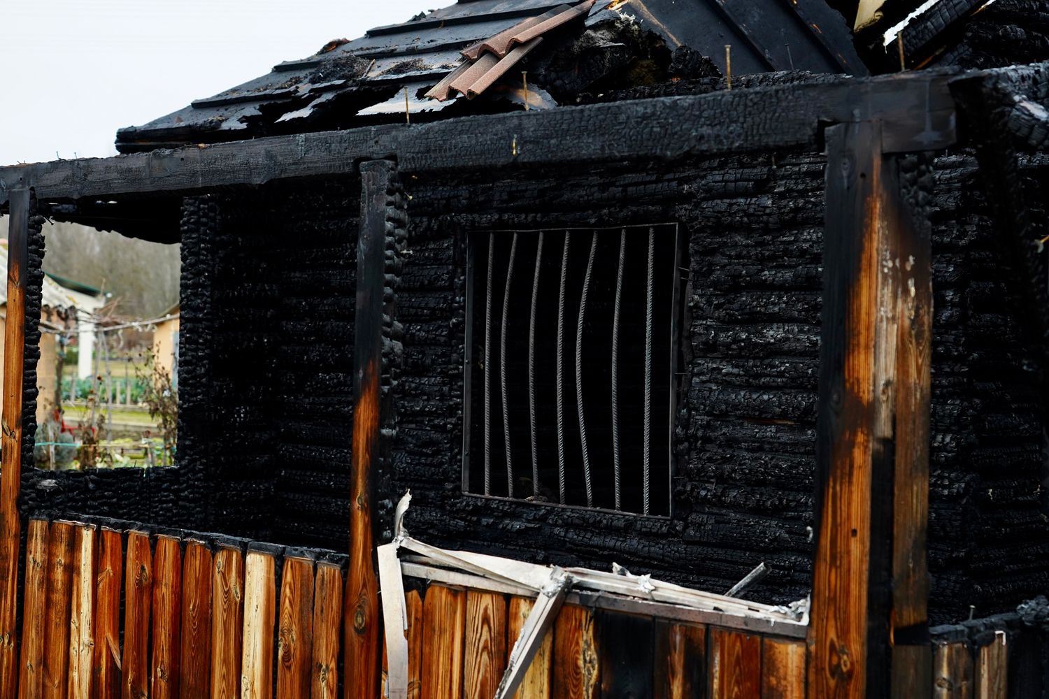 Incendio en uno de los edificios de los huertos de ocio en la Candamia | Campillo (ICAL)