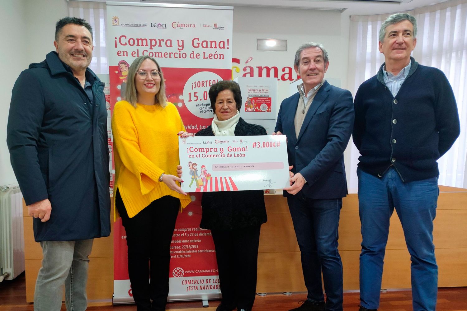 Ayuntamiento y Cámara de Comercio de León entregan los 3.000 euros del sorteo de la campaña de remanentes de bonos al consumo