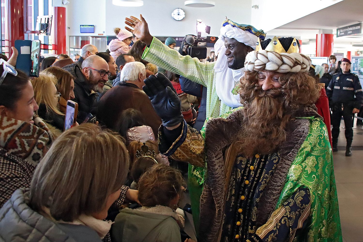 Recepción a los Reyes Magos en la estación de tren de León en 2022