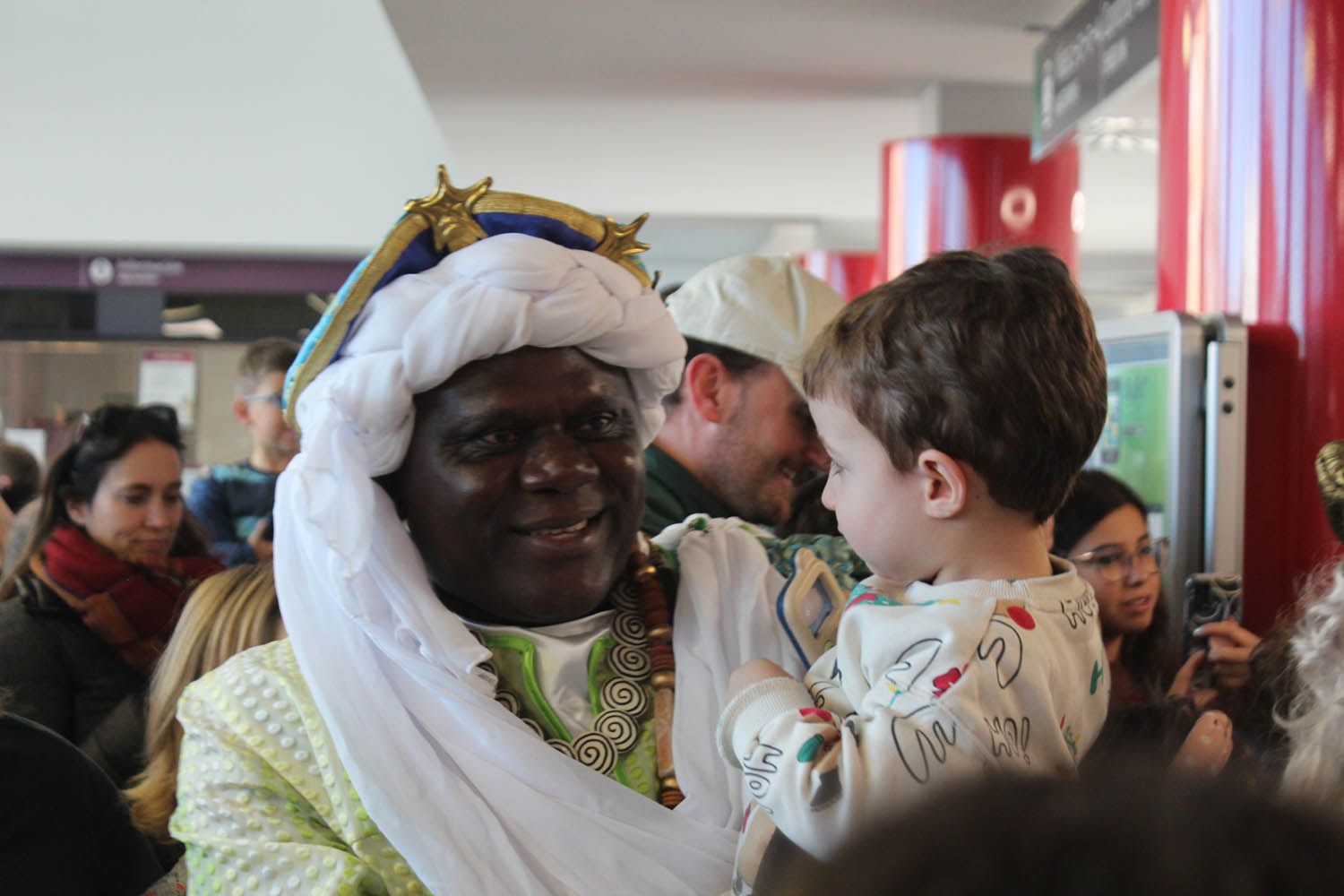 Llegada de los Reyes Magos a la estación de trenes de León | José Martín 