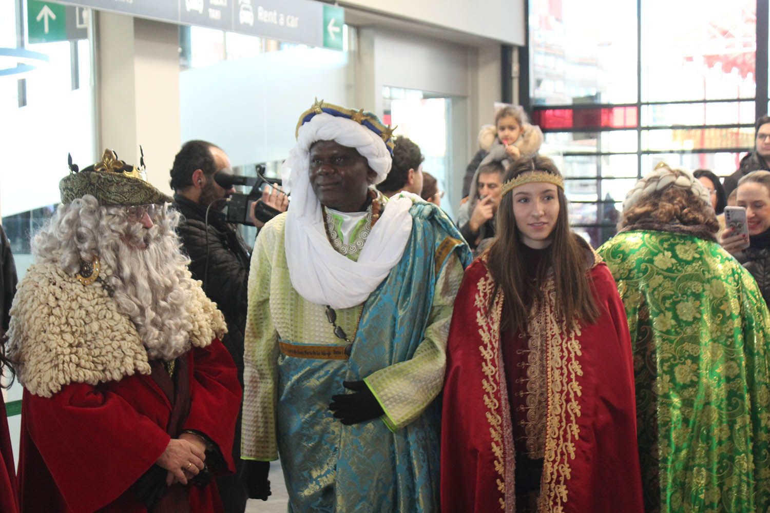 Llegada de los Reyes Magos a la estación de trenes de León | José Martín 