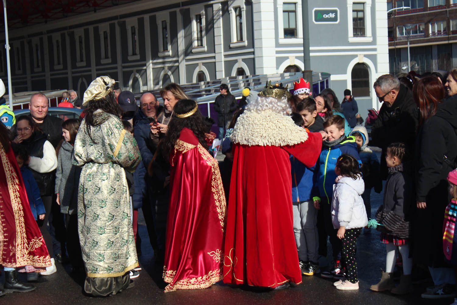 Llegada de los Reyes Magos a la estación de trenes de León | José Martín 