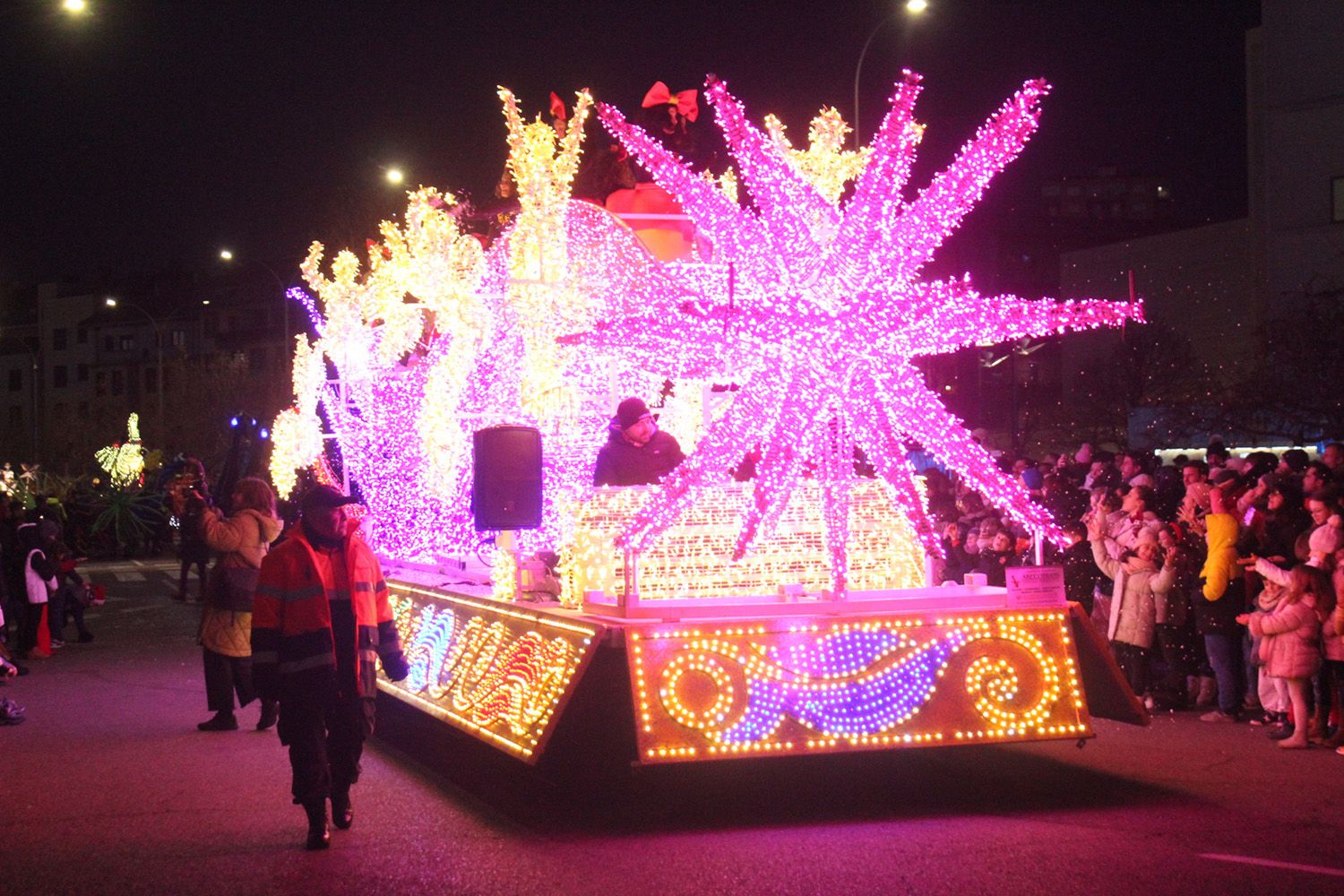 León y el alfoz se llena de magia con las Cabalgatas de los Reyes Magos | José Martín