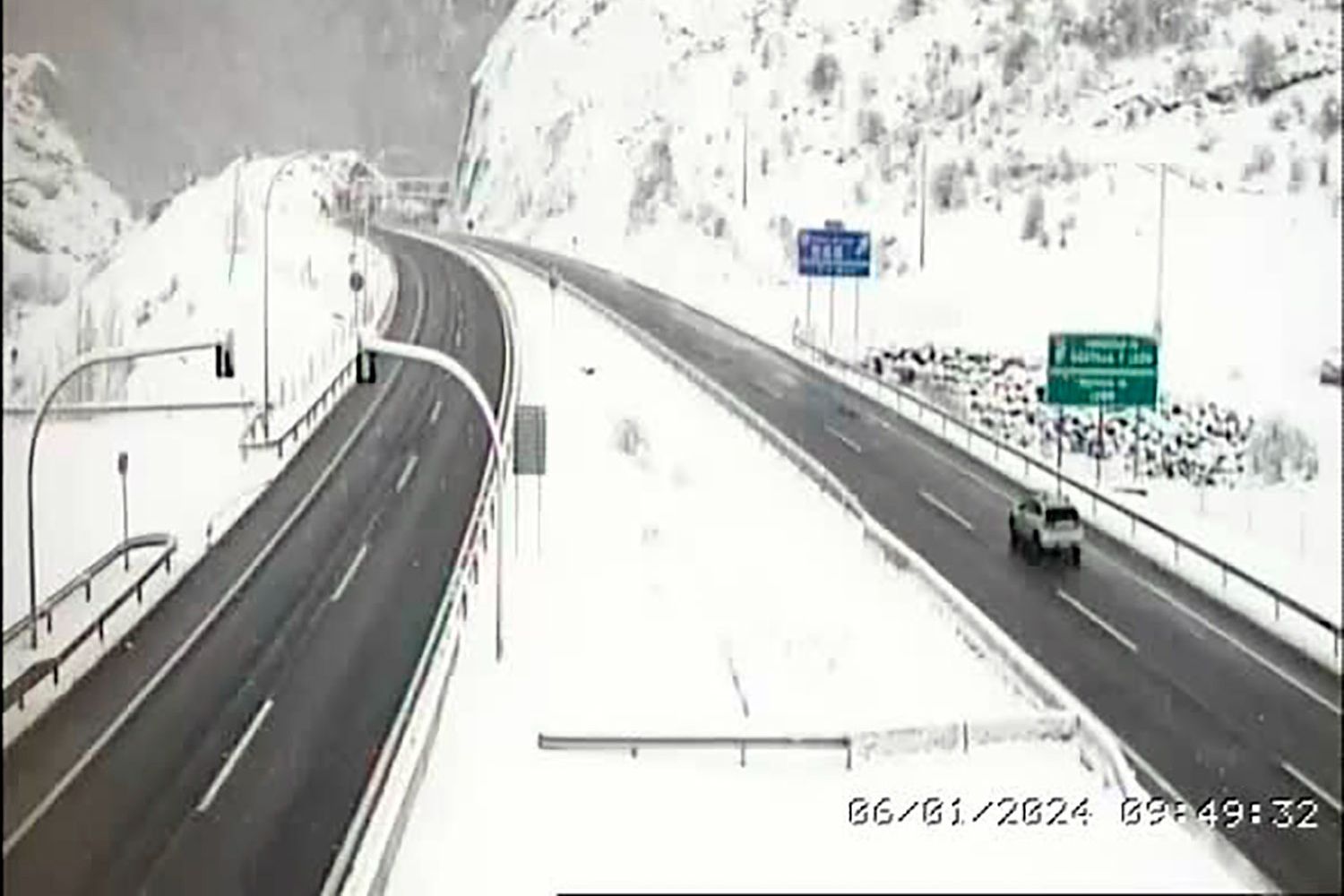 Nieve en la AP-66, autopista que conecta la provincia de León y Asturias Nieve en la AP-66, autopista que conecta la provincia de León y Asturias