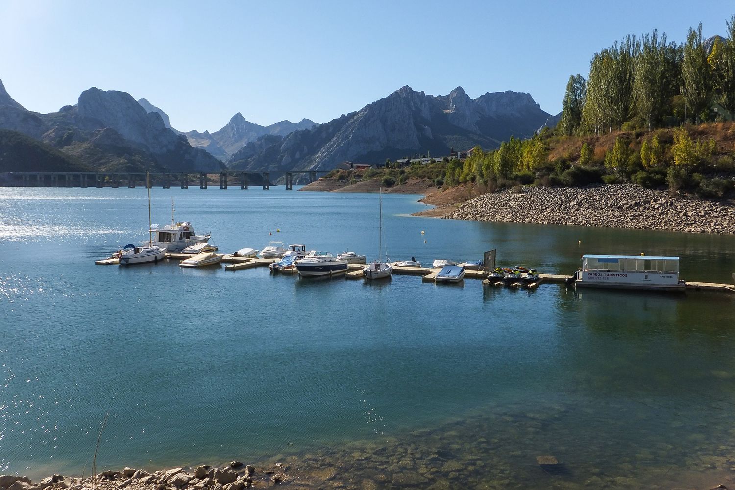 embarcadero del embalse de riaño