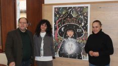 Javier Carreras, Laura Blanco y Carmen Macho junto al cartel anunciador del Carnaval 2024 de La Bañeza