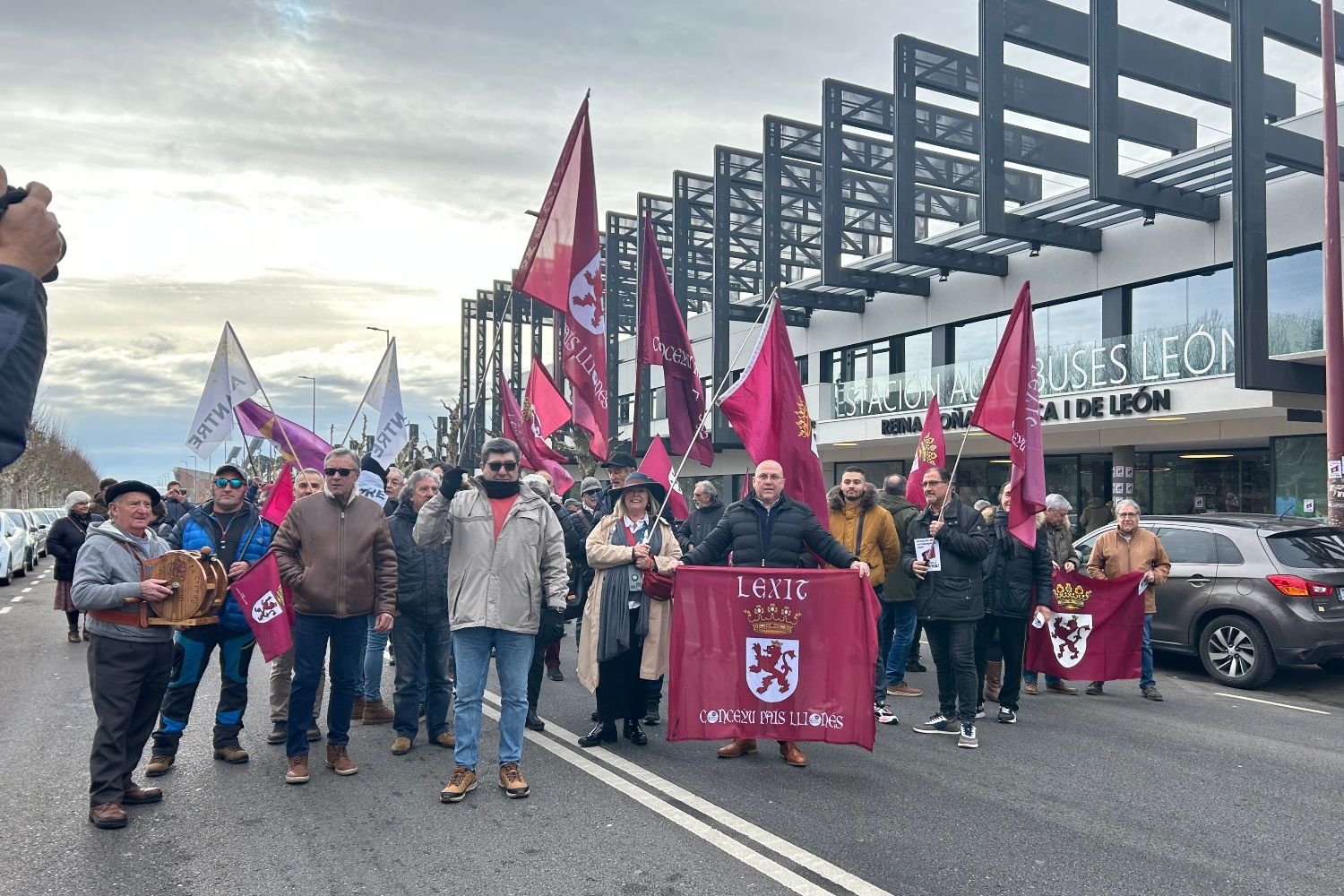  Conceyu País Llionés protesta frente a la Estación de Autobuses de León por su reforma inacabada