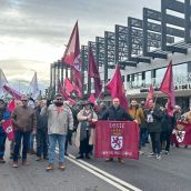  Conceyu País Llionés protesta frente a la Estación de Autobuses de León por su reforma inacabada