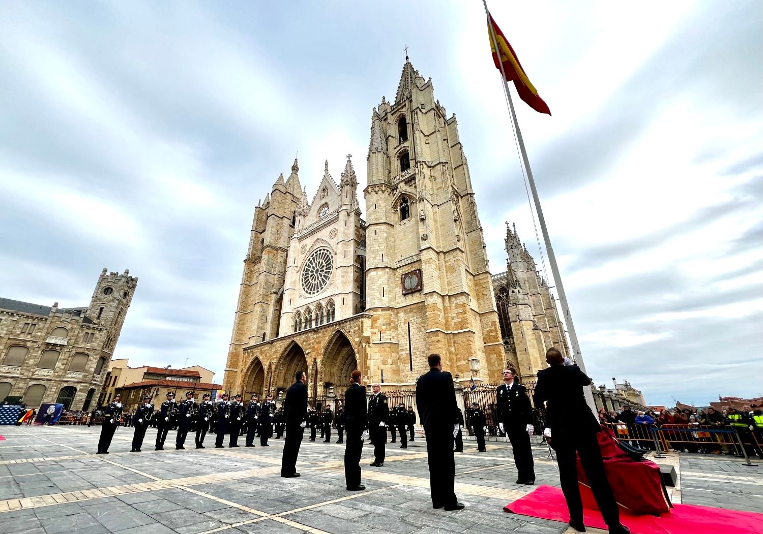  León celebra los dos siglos de vida de la Policía Nacional con un izado de bandera a los pies de la catedral
