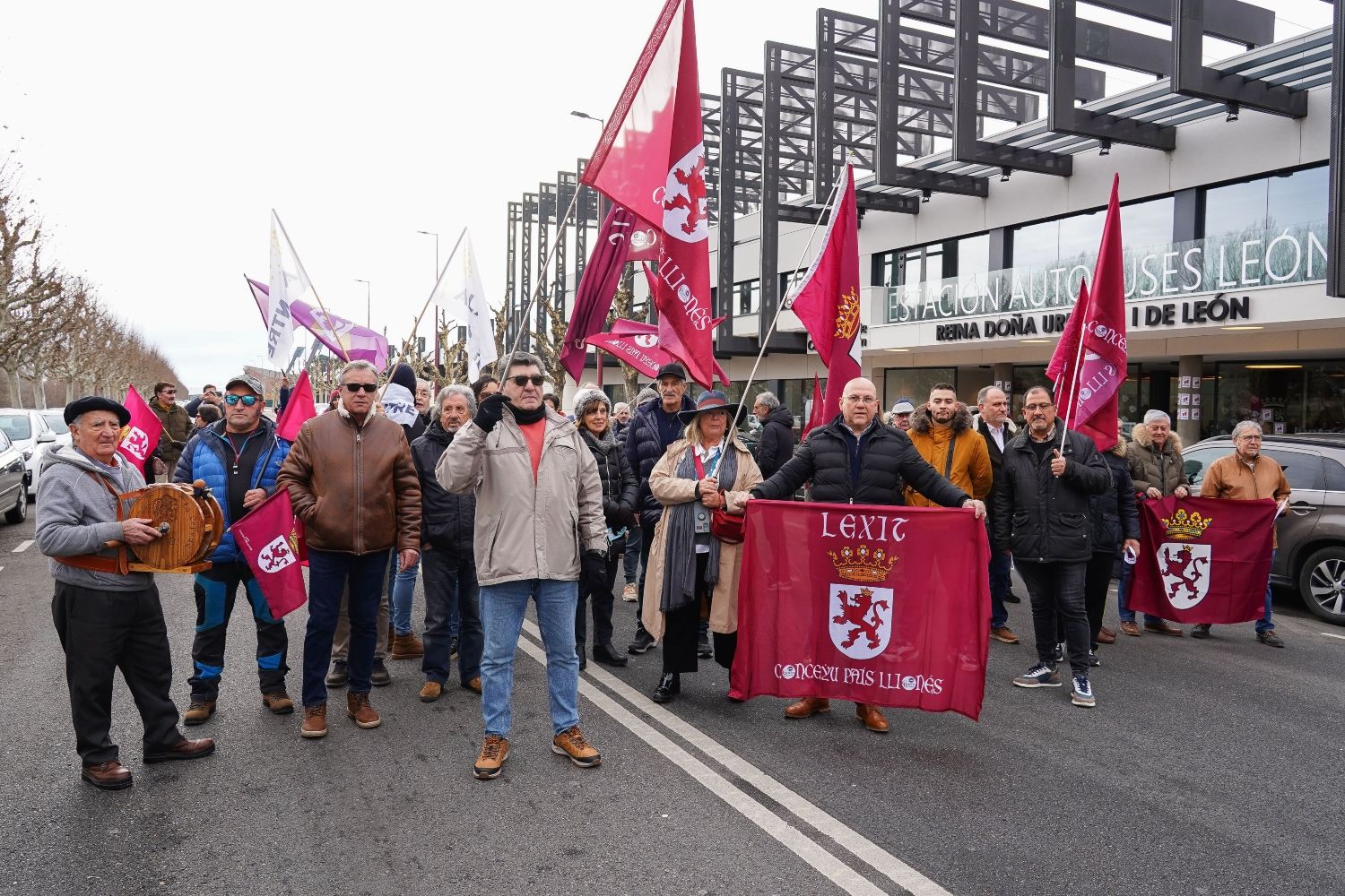 Concentración en protesta por la remodelación de la estación de autobuses de León