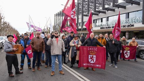 Concentración en protesta por la remodelación de la estación de autobuses de León