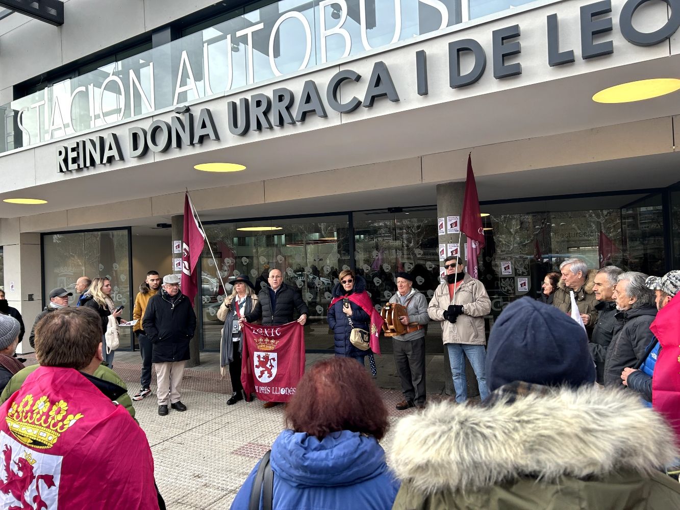 Concentración en protesta por la remodelación de la estación de autobuses de León