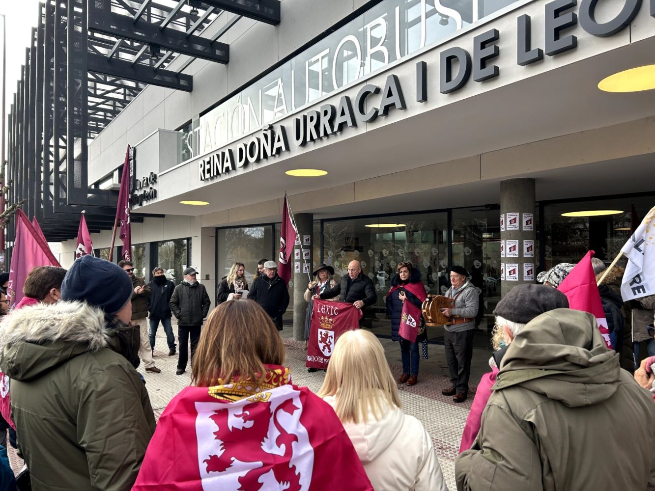 Concentración en protesta por la remodelación de la estación de autobuses de León