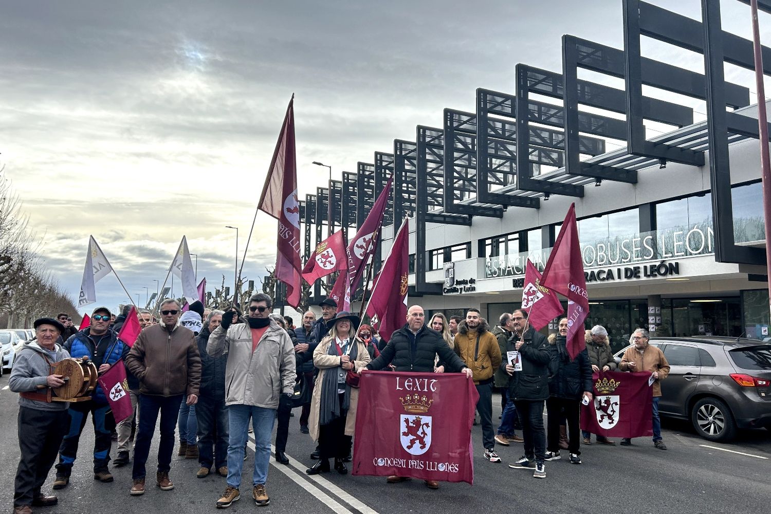 Concentración en protesta por la remodelación de la estación de autobuses de León