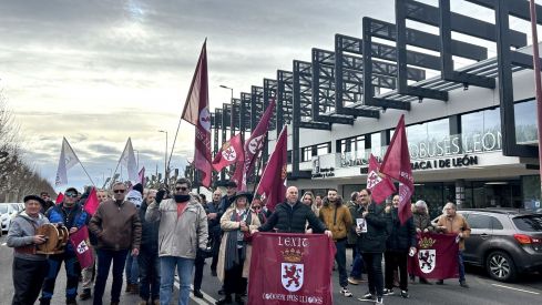 Concentración en protesta por la remodelación de la estación de autobuses de León