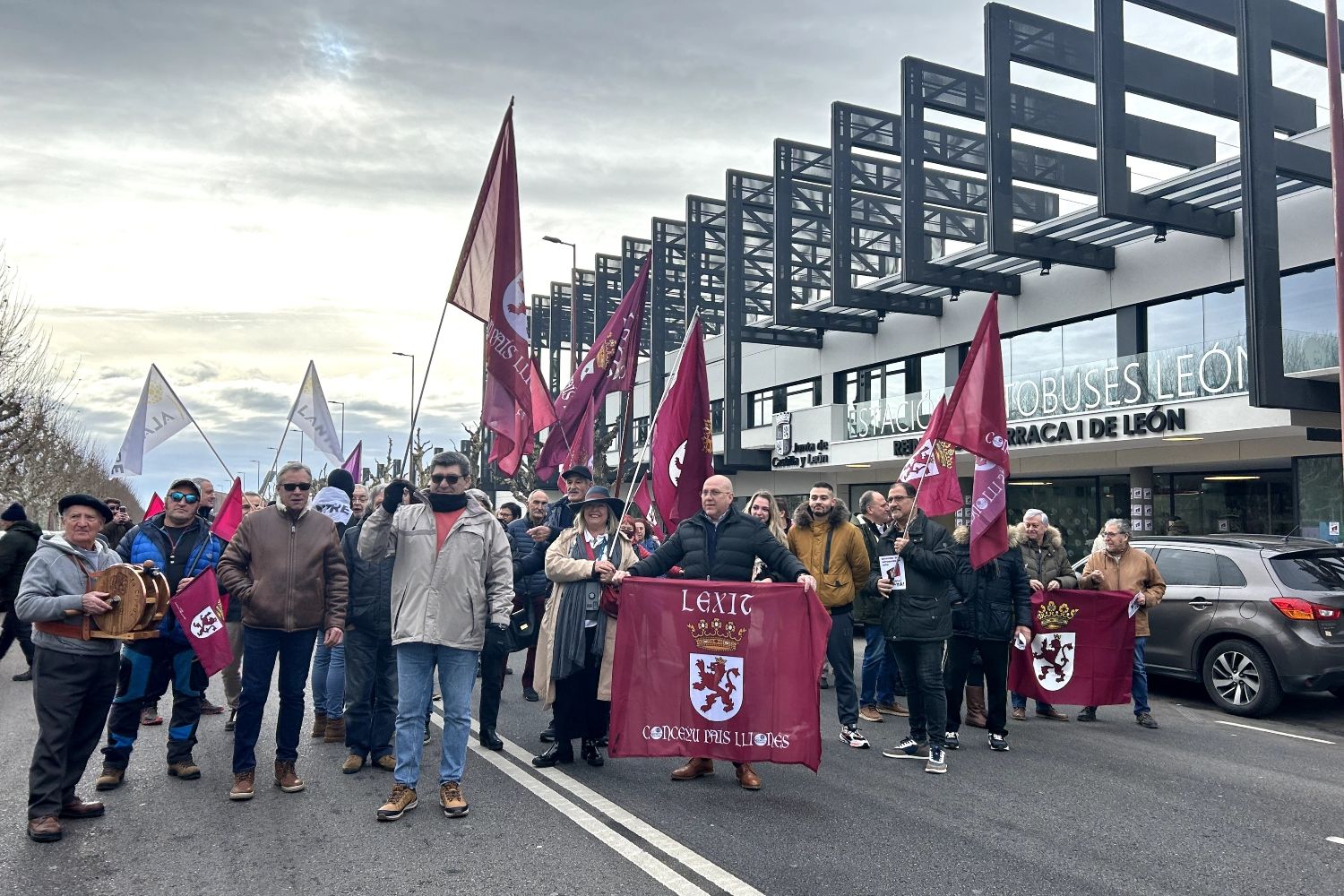 Concentración en protesta por la remodelación de la estación de autobuses de León