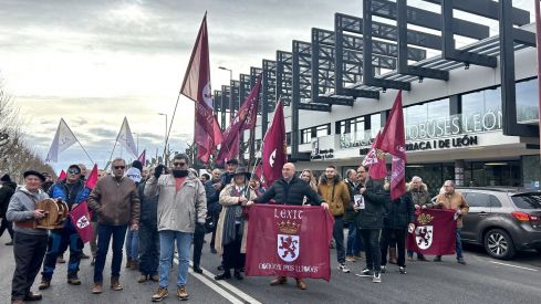 Concentración en protesta por la remodelación de la estación de autobuses de León