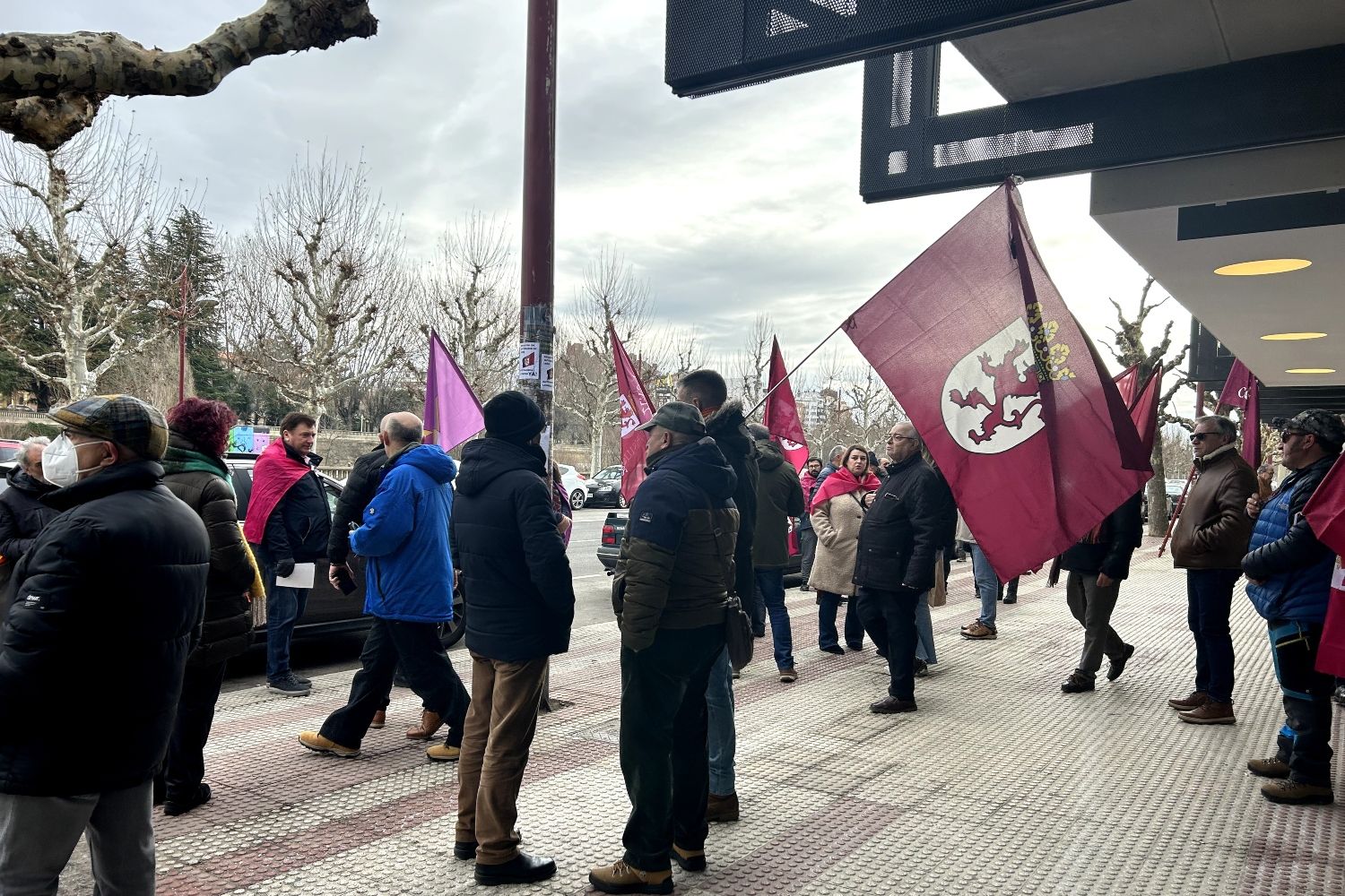 Concentración en protesta por la remodelación de la estación de autobuses de León