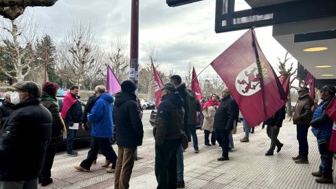 Concentración en protesta por la remodelación de la estación de autobuses de León